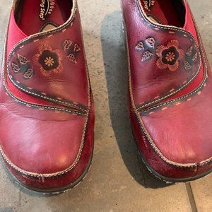 Size 38 Closed Back Spring Step Red Clogs
